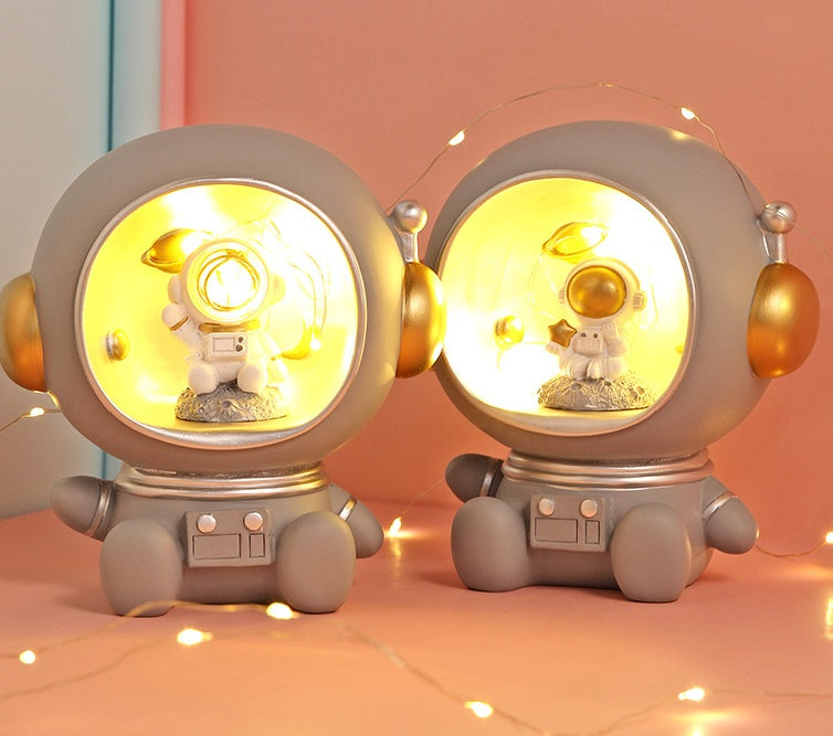 Flag Village Astronaut Creative Night Light Piggy Bank Resin Decor Cute Character Model Nordic Home Decor Living Room Desk Decoration Gifts