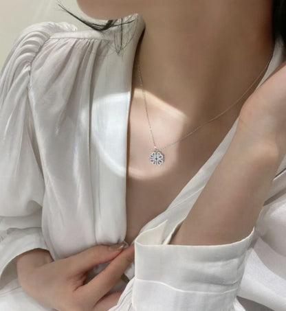 Flag Village Retro Magnetic Folding Heart Shaped Four Leaf Clover Pendant Necklace Women Love Clavicle Chain Gifts Openable Choker Jewelry